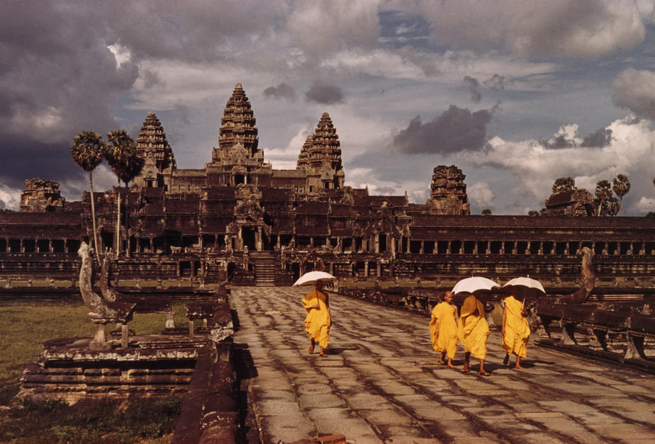 Buddhist monks in yellow robes walk on the main road by the temple in Angkor Wat. Cambodia. [Φωτογραφία της ημέρας - 1 ΟΚΤΩΒΡΙΟΥ 2011]