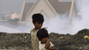 Children walk past Manila's Smoky Mountain on Luzon Island. [Dagens billede - 25 JANUAR 2012]