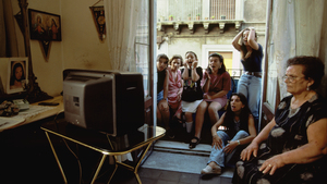 (Catania, Sicilia) Maria Anastasi și fiicele sale urmăresc meciul dintre Italia și Nigeria din cadru... [Fotografia zilei - 27/01/2012]