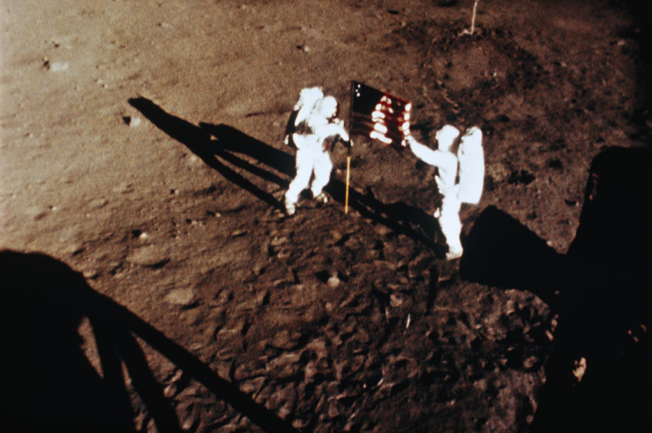 Astronauts Armstrong and Aldrin, raise the American flag on the moon. On this day in 1971 Apollo 14... [Photo of the day - FEBRUARY 5, 2011]