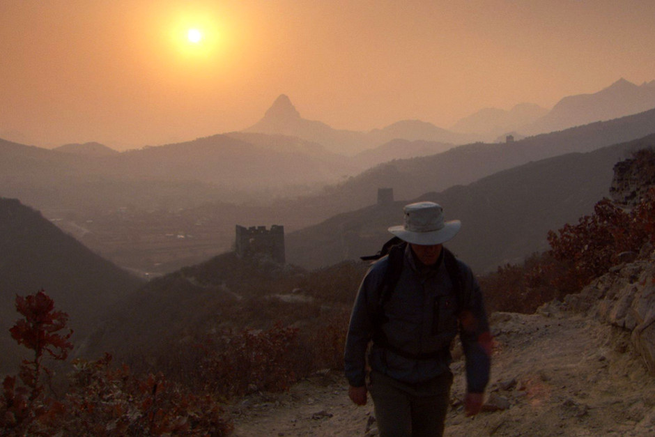 Historian William Lindesay walks along the Great Wall of China. This image is from Trekking The Gre... [Photo of the day - 17 FEBRUARI 2012]