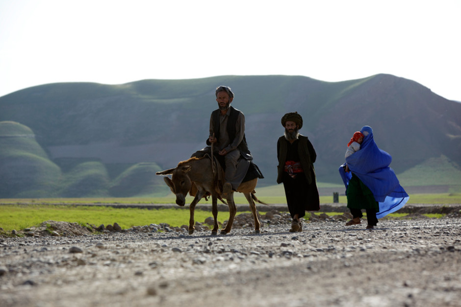 A family in Afghanistan walks along the roadside. This image is from Most Amazing Photos. [Photo of the day - 18 FEBRUARI 2012]