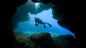 A scuba diver explores a cave near Kona, Hawaii. This image is from Most Amazing Photos. [Dagens billede - 20 FEBRUAR 2012]